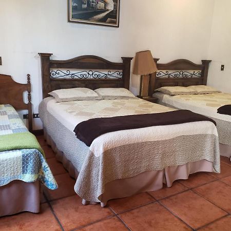 La Casa De La Alameda Bed & Breakfast Antigua ภายนอก รูปภาพ
