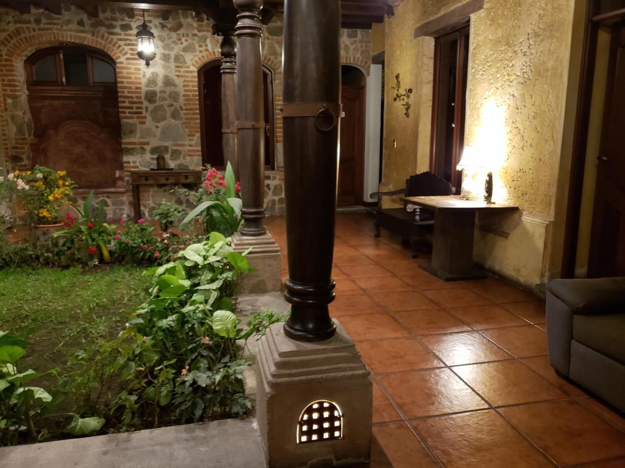 La Casa De La Alameda Bed & Breakfast Antigua ภายนอก รูปภาพ
